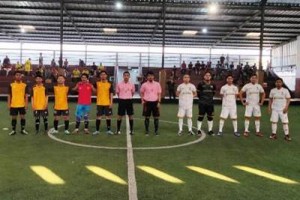 Alas FC dan macan FC berfoto bersama sebelum pertandingan berlangsung.